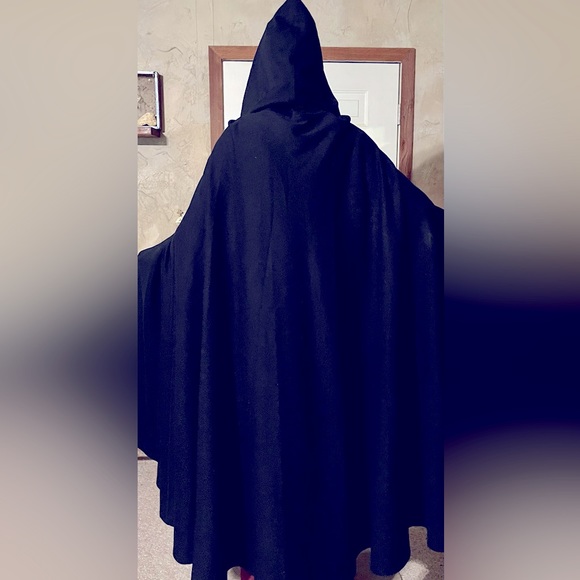 Vintage fabulous wool/cotton Cape
Get ready for fall - Picture 2 of 4